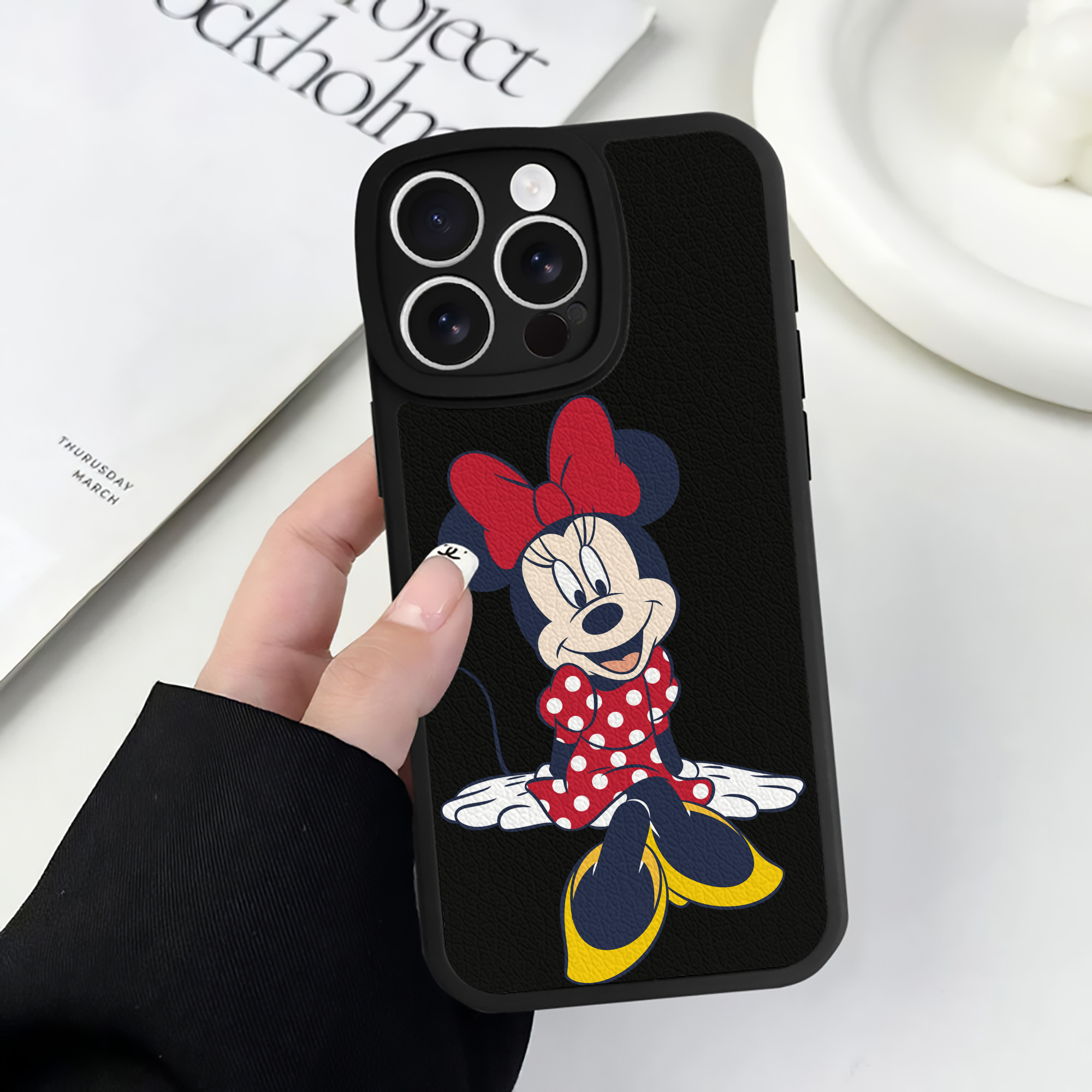 （画像用） ミッキーマウス Mickey Mouse 【iPhone 16シリーズ対応】シリコンスマホケース（レザー調） 材質：シリコン